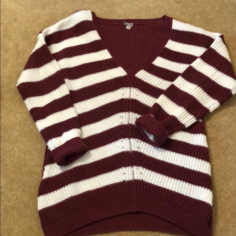 Stripped knitted sweater. Maroon and white